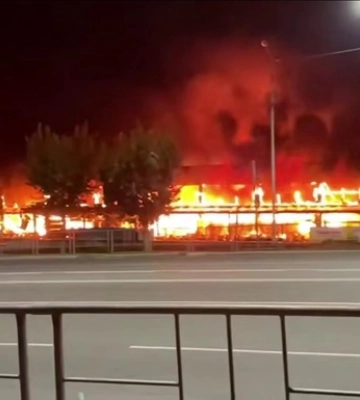 В Енакиево после атаки горел большой ТЦ - соцсети