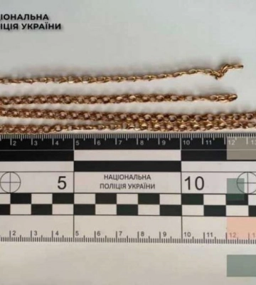 У Києві грабіжник зірвав із жінки золотий ланцюжок і втік – йому загрожує 10 років тюрми