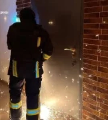 У Херсоні FPV-дрон РФ влучив у дев’ятиповерхівку, пожежу ліквідовано