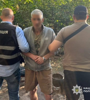 Чернігівські поліцейські затримали злодюгу, який на вулиці пограбував літню жінку