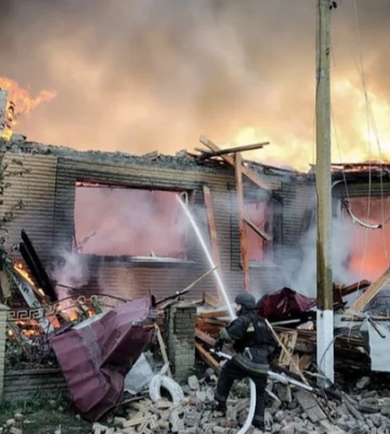 «Прицільний подвійний удар». Російські війська атакували будинок на Сумщині дронами, загинули мати та її девʼятирічний син