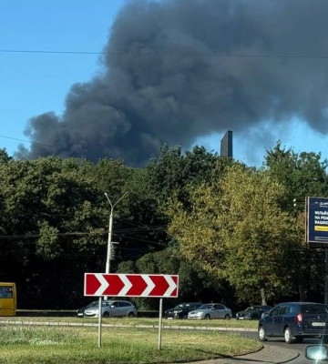 Над Луцьком здійнявся густий чорний дим: біля Площі Воз’єднання спалахнула пожежа