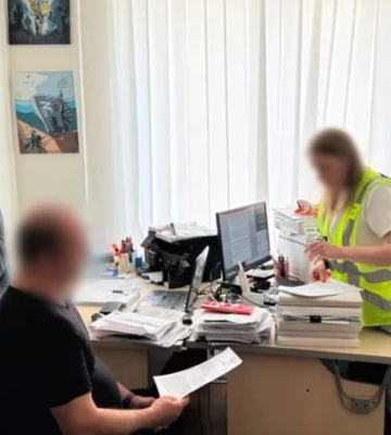 У Києві батьку повідомили про підозру у розбещенні 3-річної доньки та створенні дитячої порнографії