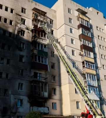 Российские оккупанты атаковали Смелу в Черкасской области дроном со шрапнелью, повреждена многоэтажка — фото