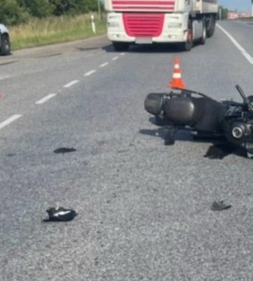 На Волині автомобіль зіткнувся з мотоциклом: 35-річний чоловік отримав відкритий перелом ноги