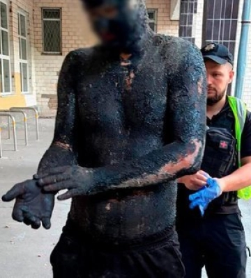Заліз у діжку зі смолою, щоб пограбувати магазин: поліція затримала та 5 годин відмивала грабіжника у Києві. ВІДЕО+ФОТОрепортаж