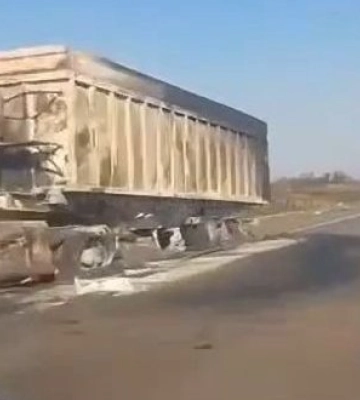 Російські водії зафільмували спалені вантажівки на трасі до окупованого Криму: техніка залишається на узбіччях. ВIДЕО