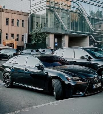Их выпустили всего 3252: в Киеве заметили доступного конкурента BMW M5 от Lexus 