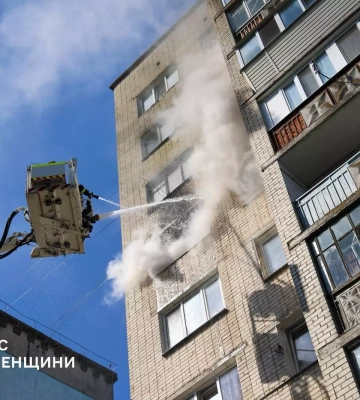 У Рівному сталася пожежа у багатоповерхівці: рятувальники врятували жінку та дитину
