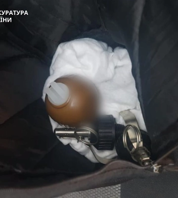 Жінку на Черкащині обвинувачують у збуті та зберіганні амфетаміну, канабісу й боєприпасів (ФОТО)