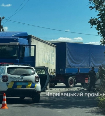 У Вашківцях вантажівка зіткнулася з легковиком