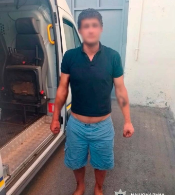 У Києві чоловік стрибнув у бочку зі смолою, щоб пограбувати крамницю