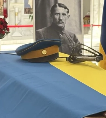Прах засновника та першого голови ОУН Євгена Коновальця доправили до собору в Києві