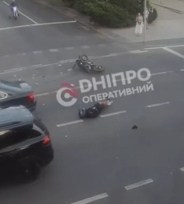 Мотоциклист на скорости врезался в такси: видео ДТП в центре Днепра