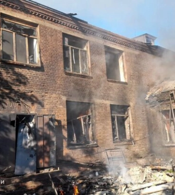 Россияне ударили ракетой по учебному заведению в Балаклее: загорелась крыша