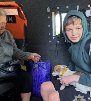 "Білі янголи" евакуювали з прикордоння Сумщини дві родини з дітьми та 71-річну жінку