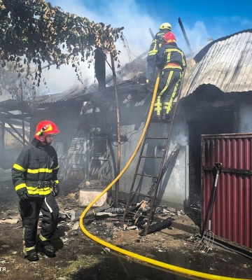 На Хустщині вогонь знищив 100 тюків сіна, авто і дах споруди