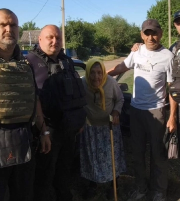 З прифронтової громади Харківщини евакуювали 90-річну жінку та 68-річного чоловіка (відео)