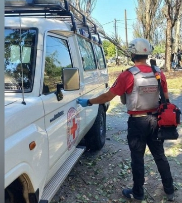 Люди залишилися на дорозі: водія Червоного Хреста мобілізували під час евакуації з Херсона