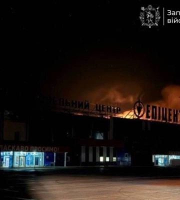 Россияне атаковали торговый центр и промышленное предприятие в Запорожье