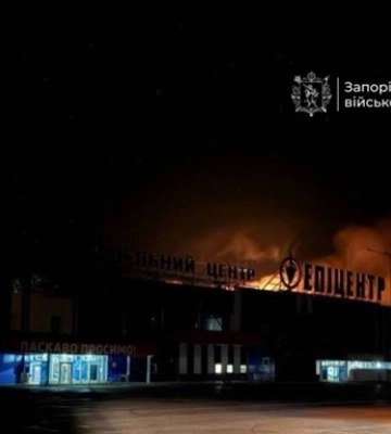 Атака РФ: у Запоріжжі знову горить торговий центр