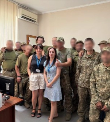 Оперативно та без черг: в Ужгороді 13 військовослужбовців зі Сходу України одночасно оформили паспортні документи