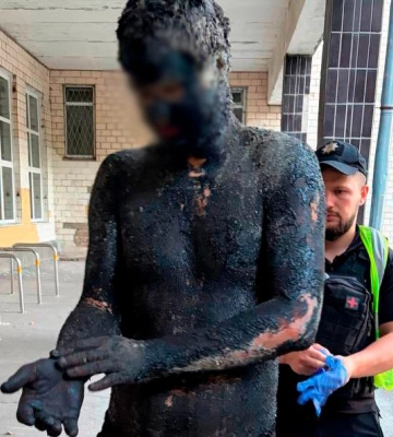 В Києві молодик вирішив обікрасти магазин та для «маскування» занурився у бочку зі смолою (ВІДЕО)