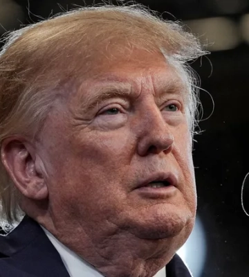 «Перебуває в морі недостатньо довго». Трамп заявив, що не переймається психічним станом екіпажу авіаносця USS Abraham Lincoln