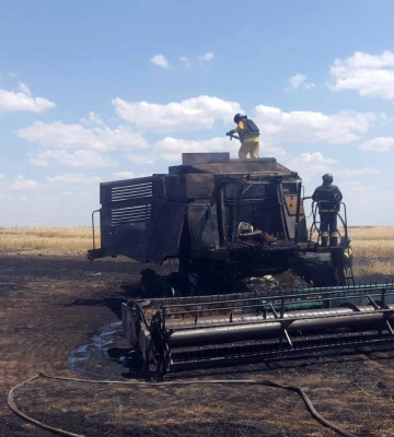 В Запорожской области россияне атаковали комбайн в поле: двое раненых