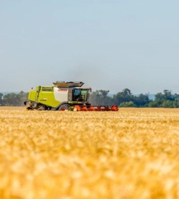 Російський дрон атакував комбайн на Запоріжжі, поранені двоє людей