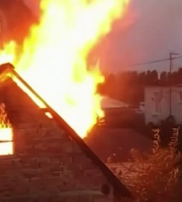 Горів дах, навколо - густий дим: у Луцьку сталася пожежа на Драгоманова. Відео