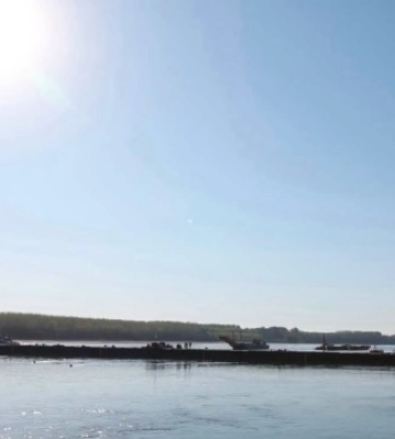 В Угорщині затоплять дві баржі для підняття рівня води у Дунаї