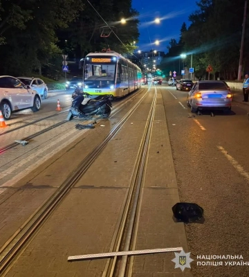 У Львові зіткнулися Skoda та мотоцикл: 25-річного водія двоколісного транспорту госпіталізували, - ФОТО