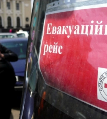 В авто были ребенок и тяжелобольные: водителя Красного Креста забрали в ТЦК во время эвакуации