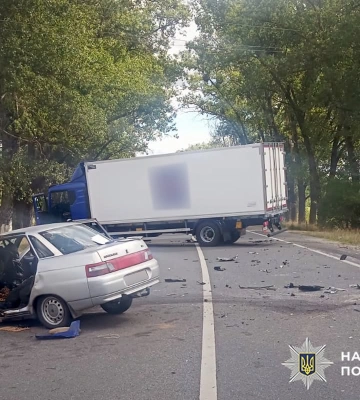 На Хмельниччині легковик виїхав на зустрічну просто під вантажівку: є загиблий, - поліція