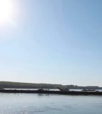 В Угорщині розпочали затоплення двох барж для підняття рівня води у Дунаї