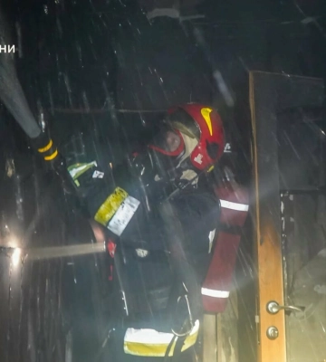 У Львові після вибуху виникла пожежа в багатоповерхівці: рятувальники евакуювали з будинку шістьох людей, - ФОТО