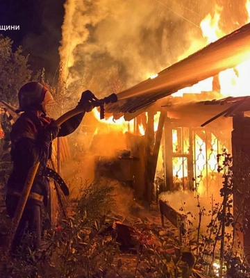У Винниках спалахнули два дачні будинки: пожежу гасили 11 рятувальників