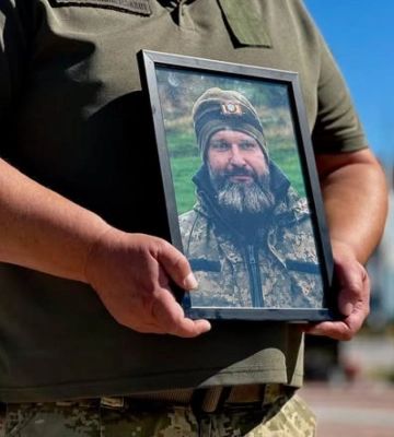 У Рівному сьогодні провели в останню земну дорогу воїна (ФОТО)