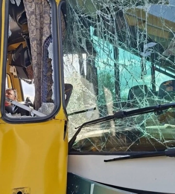 На Київщині лоб до лоба зіткнулися маршрутка та пасажирський автобус