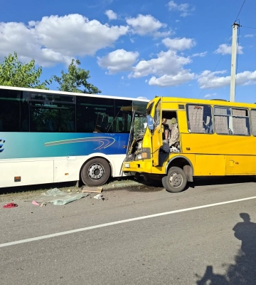 Фото: в Киевской области произошло лобовое столкновение маршрутки и автобуса