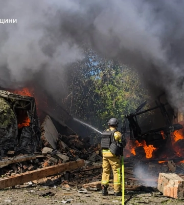Військові РФ атакували багатоповерхівку в Херсоні, є постраждала