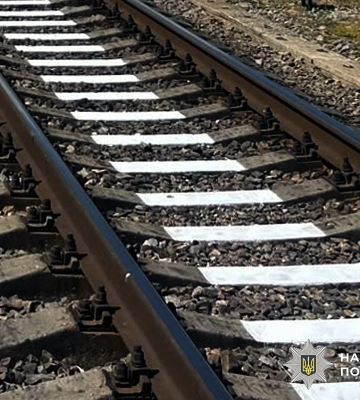 На Полтавщині старенька жінка жахливо загинула під колесами електрички