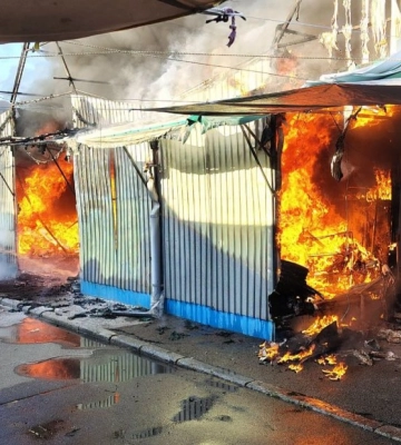 У Києві спалахнули кіоски на Дарницькому ринку: пожежу швидко приборкали (ВІДЕО)