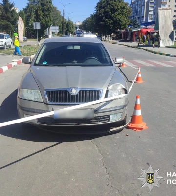 На Хмельниччині бригада швидкої забрала жінку, збиту автівкою на пішохідному переході