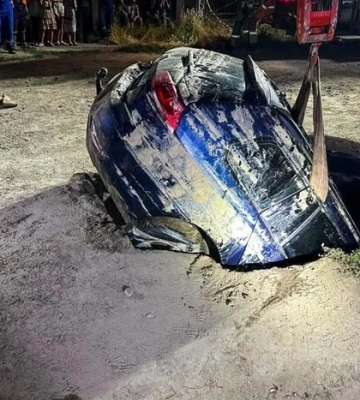 Автомобіль в Одесі провалився під землю прямо під час руху 