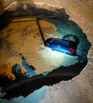 В Одесі автомобіль провалився під землю прямо під час руху 