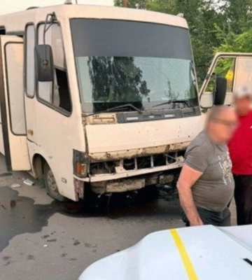 На Херсонщине российский дрон атаковал автобус с гражданскими, есть раненые