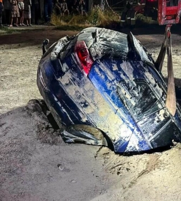 В Одессе автомобиль провалился под землю во время движения