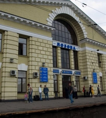 Росія атакувала залізничну станцію в Лозовій: є загиблі